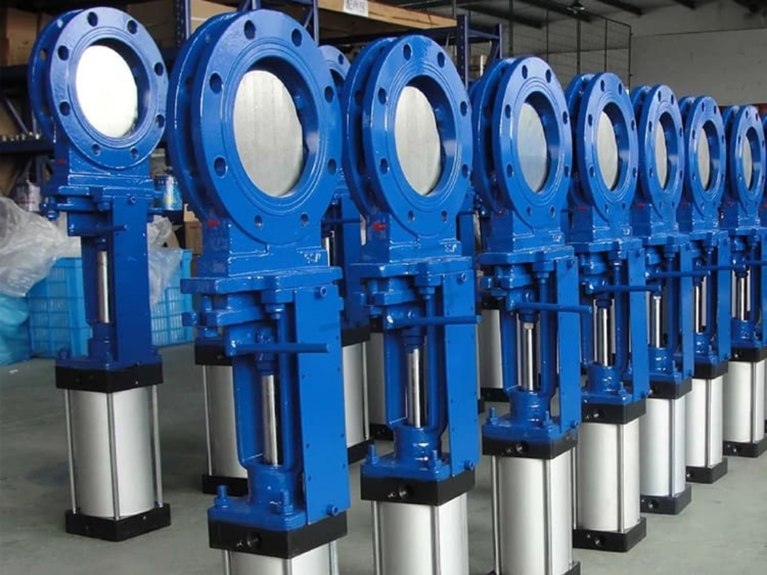 Blue pneumatic knife gate valves
